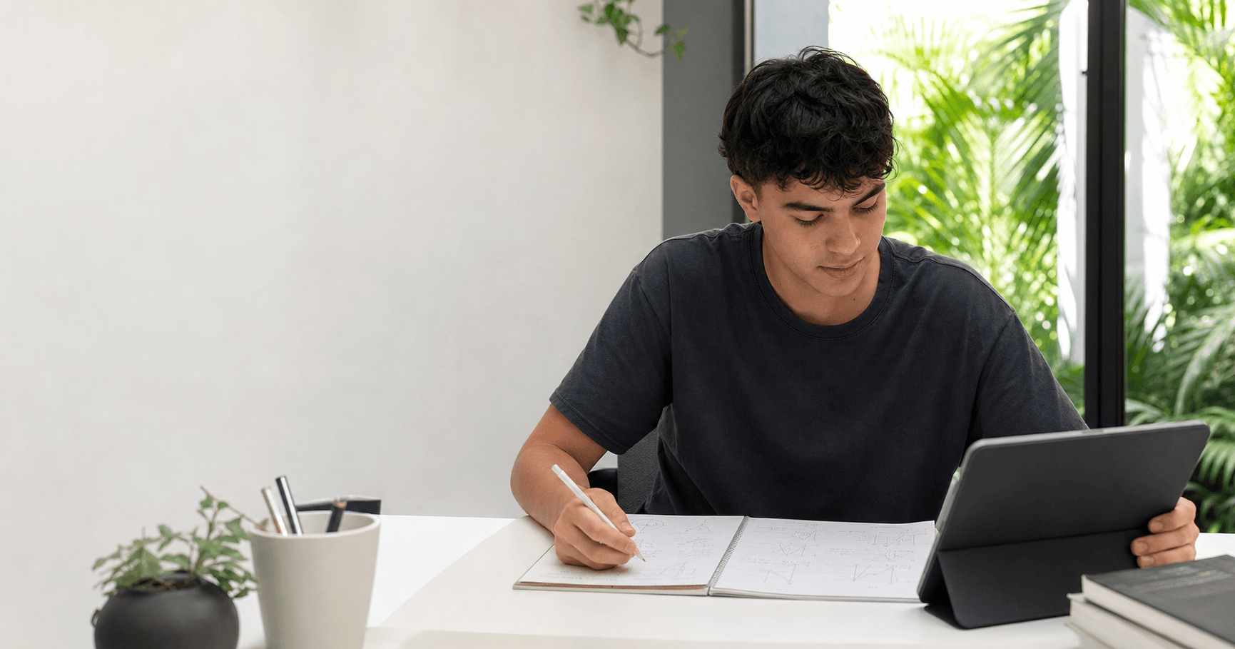 Estudiante costarricense preparándose para el examen de admisión